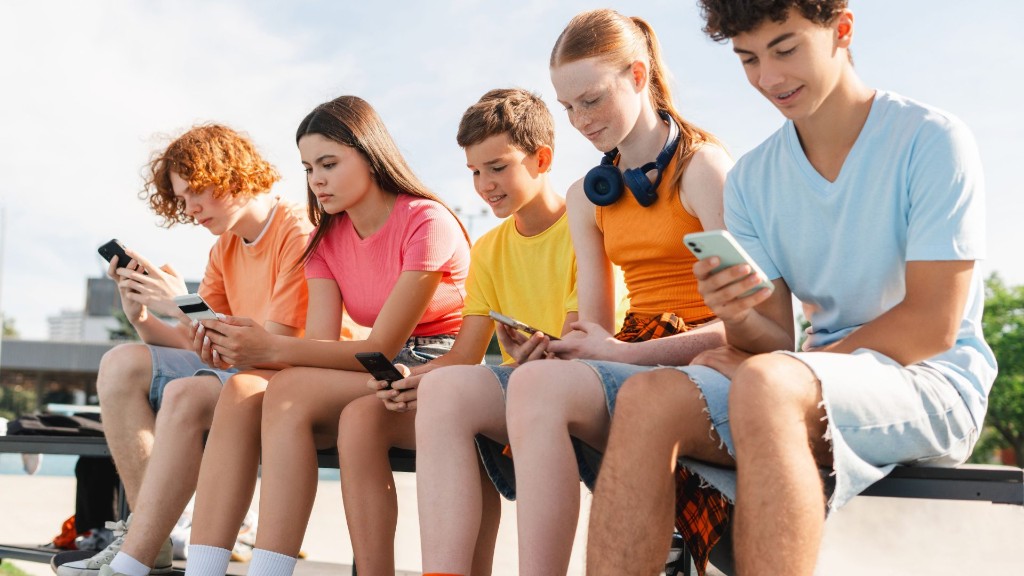 Adolescentes usando móviles: guía de móviles para adolescentes con control parental
