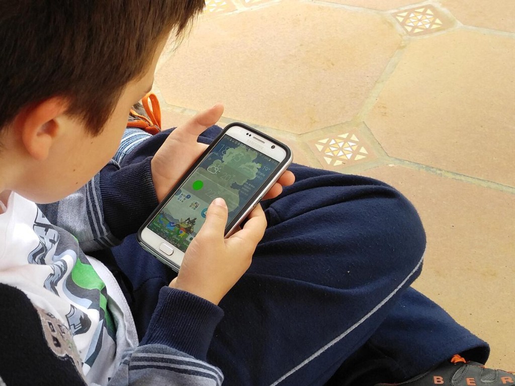 Niño usando un smartphone: guía de móviles para niños